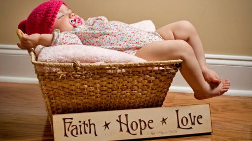 Фото малыша уснувшего в корзине