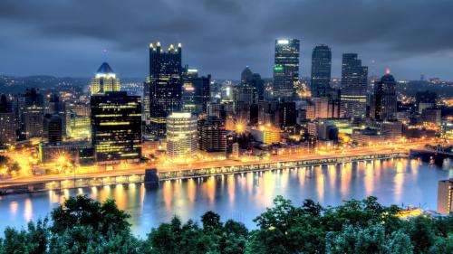 Фото мегаполиса через который проходит река