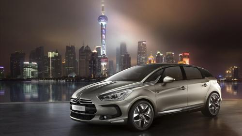 Фото нового автомобиля Citroen DS5 на фоне большого города