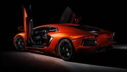 Фото оранжевого Ламборгини с открытыми дверями