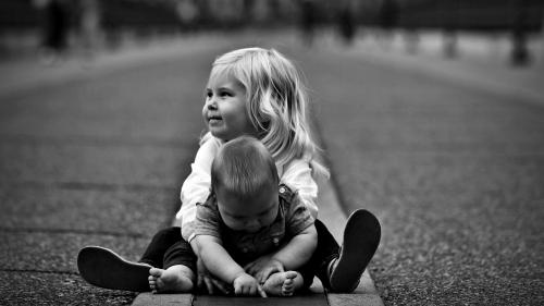 Черно белые обои двух малышей