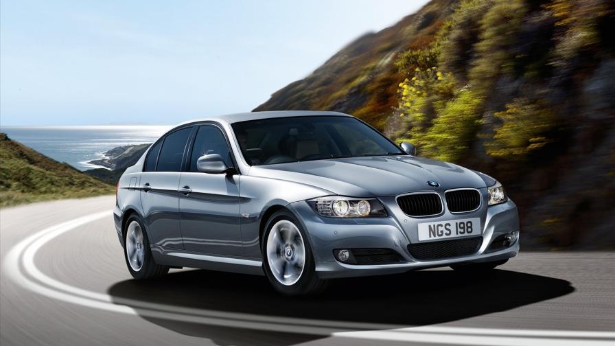 Широкоформатная обойка с автомобилем BMW