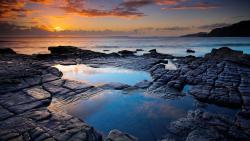 Широкоформатное фото заката на набережной