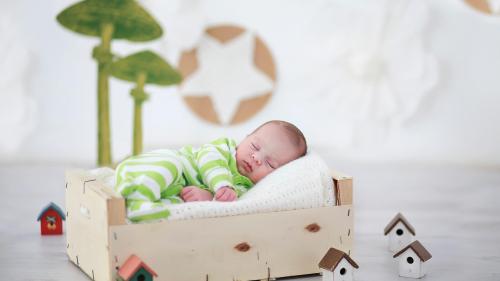 красивый ребенок спит с домом