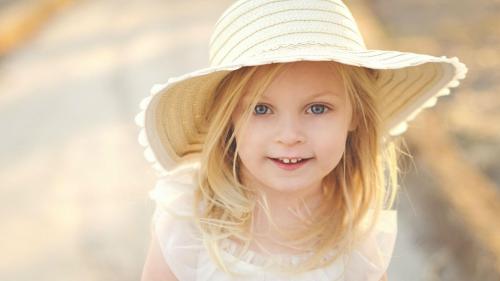 милая девушка девочка в желтой шляпе картинки скачать