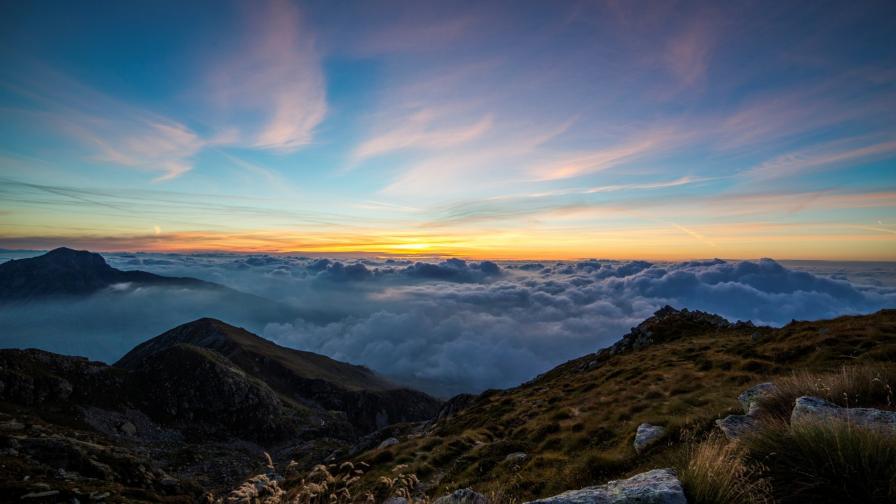 рассвет над облаками в горах
