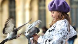 1920x1200, ребенок, девочка, голуби, радость, улыбка