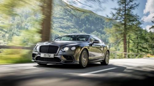 2018 Bentley Continental GT Supersports мчится на фоне леса обои