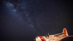 2560x1600, Грузовой самалет на фоне звездного неба