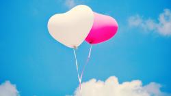 2560x1600, шарики в виде срдца, небо, любовь, праздник