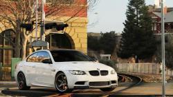 BMW M3 E92 на  железнодорожных путях обои hd
