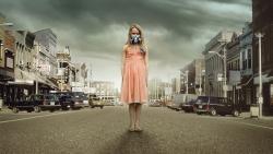 HD обои девочка в респираторе на фоне города