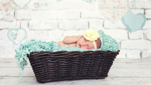 HD обои малышки спящей в корзинке