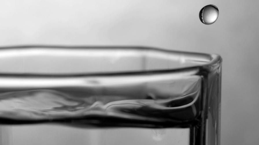 Капля воды капает