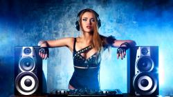 Красивая девушка диджей в наушниках обои